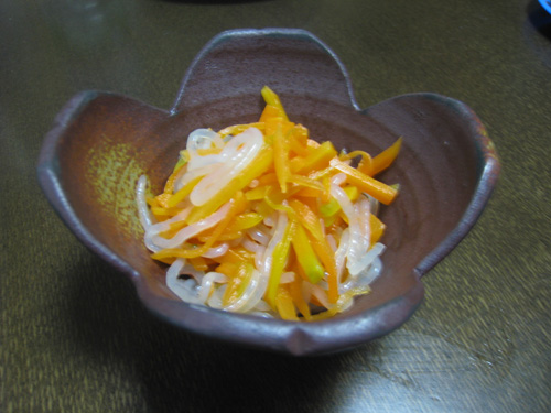 にんじんとコンニャクの和え物